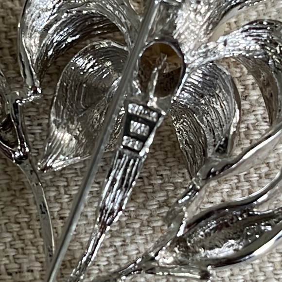 Sterling Silver Flower with Faux Pearl Brooch Pin Marked 925 - Picture 4 of 5